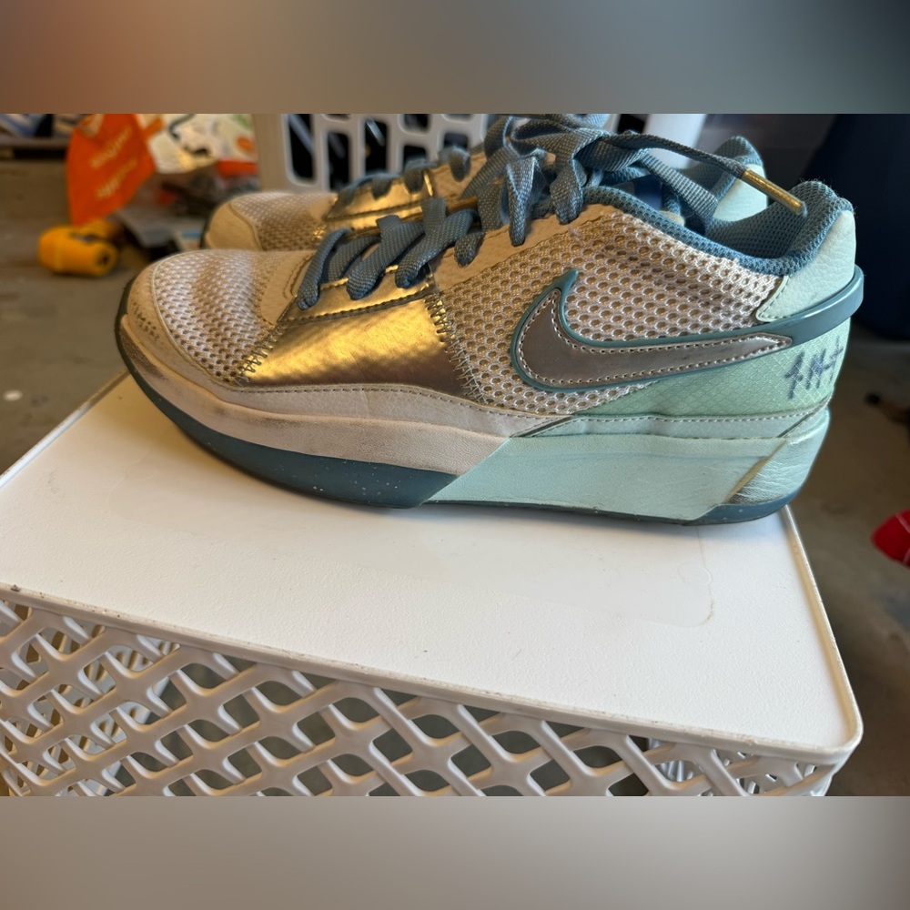 Nike Kyrie Flytrap - boys size 6